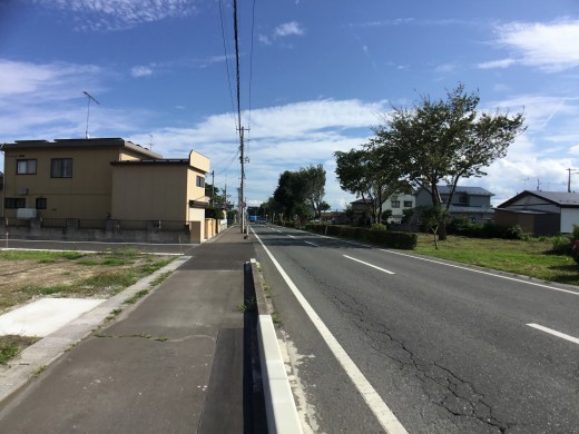 西側前面道路