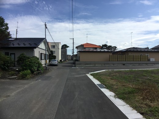 東側前面道路